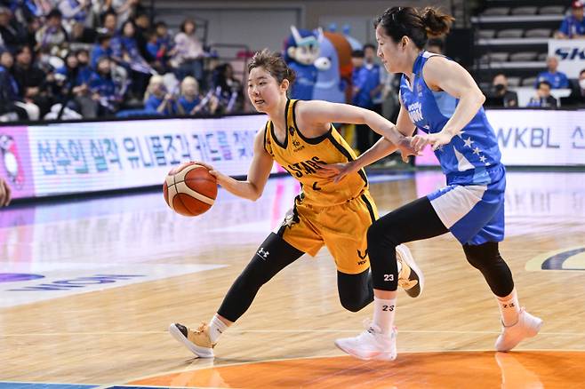 28일 아산 이순신체육관에서 열린 우리은행과 KB의 우리은행 우리WON 2023~24 여자프로농구 챔프전 3차전. KB 허예은이 돌파를 시도하고 있다. 사진=WKBL
