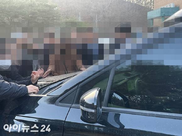 29일 오전에 열릴 예정이었던 셀리버리 제10기 정기 주주총회가 지연 9시간 만에 개최됐다. 조대웅 대표가 10분 만에 빠르게 주총을 마치고 차에 탑승하자 주주들이 차를 가로막고 있다. [사진=김지영 기자]