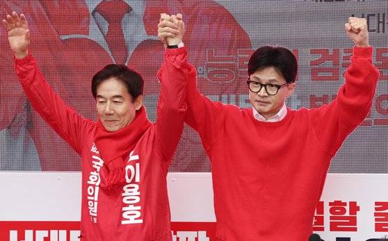 한동훈 국민의힘 비대위원장(오른쪽)이 28일 서울 서대문구 신촌 유세에서 이용호 서대문갑 후보와 함께 유권자에게 인사하고 있다. 뉴스1