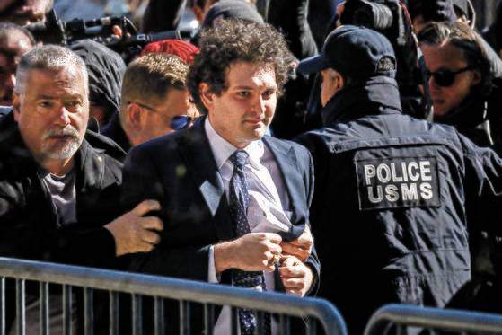 FTX 창립자 샘 뱅크먼프리드가 지난해 뉴욕의 미국 연방 법원에 도착하는 모습. AFP=연합뉴스