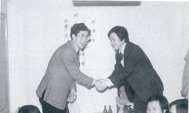 1983년 6월 신홍범 기자(사진 왼쪽)는 조선자유언론수호투쟁위원회(조선투위) 총무로 뽑혔다. /조선투위 제공
