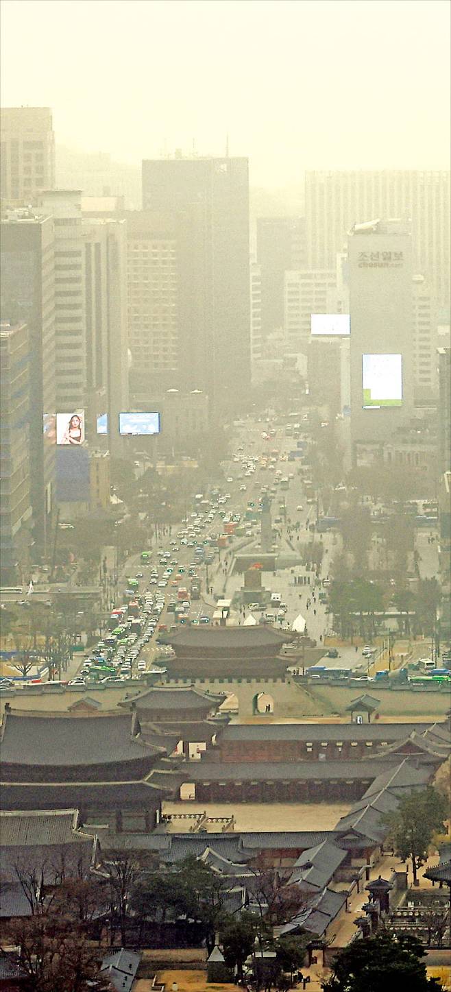 누렇게 변한 도심 29일 서울 세종로 일대가 먼지에 가려 뿌옇다. 이날 오전 10시 기준 서울의 미세먼지(PM10) 농도는 544㎍(마이크로그램)으로 2년10개월 만에 최고치를 기록했다. 뉴스1