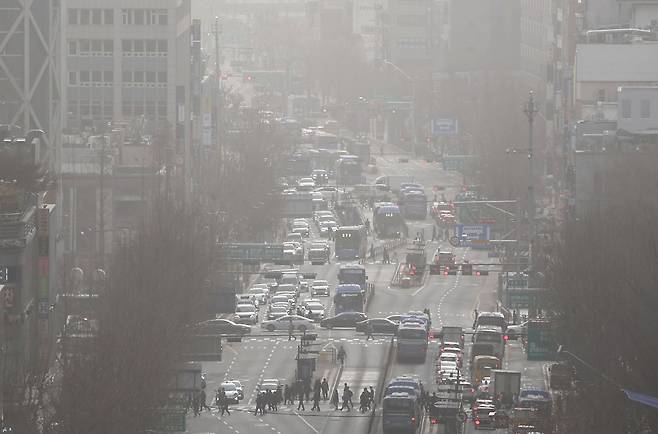 The streets of Jongro-gu, Seoul are enveloped in a yellowish grey haze on Friday morning as the fine dust concentration in the central region is at a "very bad" level. (Yonhap)