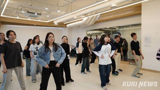 NIS 학생들이 케이팝 댄스 클래스에 참여하고 있다.(한국관광공사 제공)