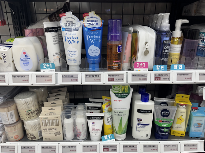 지난 22일 서울 중구에 있는 세븐일레븐 시그니처타워점의 뷰티 상품 진열 모습. [사진 출처 = 세븐일레븐]