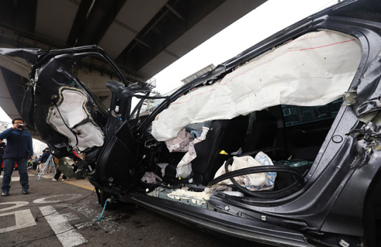 29일 오전 서울 성북구 석계역 인근도로에 13중 추돌사고로 파손된 차량이 세워져 있다. 연합뉴스