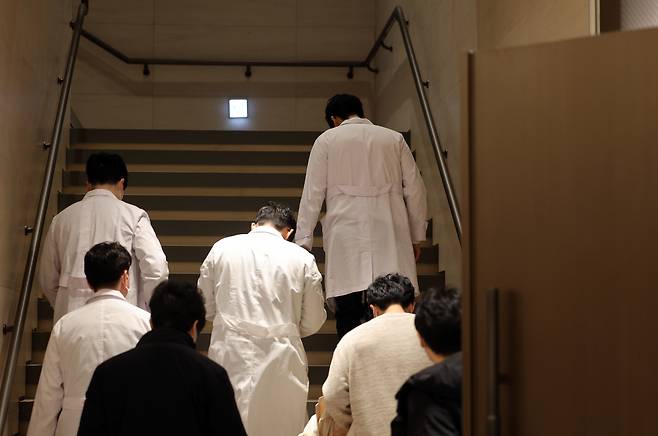 정부의 의대 증원 방침에 반발해 사직서를 내고 근무 중단을 선언한 전공의 대표들이 지난 2월 20일 서울 용산구 대한의사협회 회관에서 열린 대한전공의협의회 긴급 임시대의원총회에 앞서 이동하고 있다. [연합]