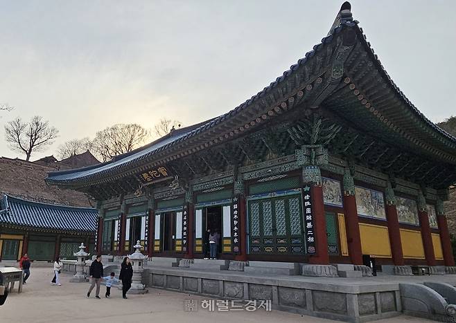 보타전. 관음상 1500좌가 놓여 있는 건물이다.
