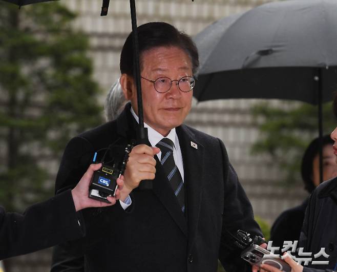 더불어민주당 이재명 대표가 29일 오전 서울 서초구 서울중앙지법에서 열린 '대장동 배임·성남FC 뇌물' 관련 1심 속행 공판에 출석하는 모습. 황진환 기자