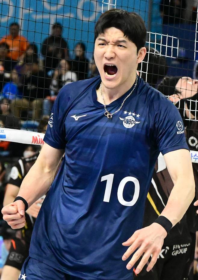 대한항공 정지석이 29일 OK금융그룹과 챔프전 1차전에서 득점한 뒤 포효하고 있다. KOVO