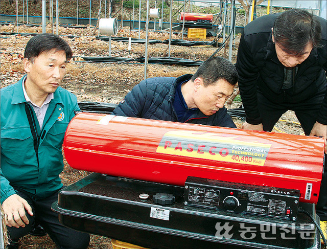 조성민 경북 상주 팔음산포도영농조합법인 회장(오른쪽부터), 포도농가 조성걸씨, 강효구 상주시의원이 26일 저온피해에 대비해 밭에 미리 설치한 이동식 난방기를 살펴보고 있다.