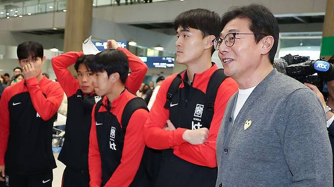 U-23 축구대표팀 선수들을 격려하는 황선홍 감독(오른쪽)