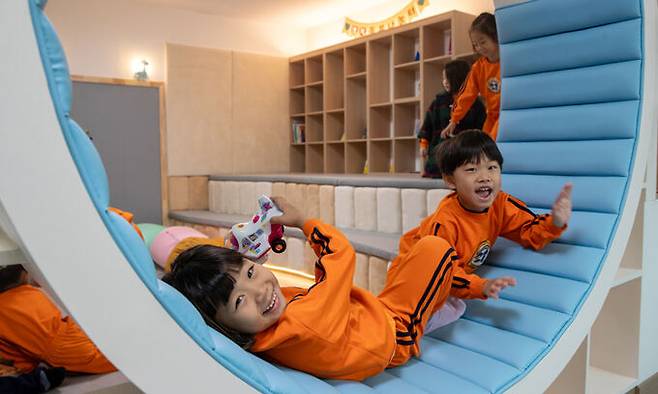 충북 증평군이 추진한 행복돌봄나눔터에서 어린이들이 놀이하고 있다. 증평군 제공