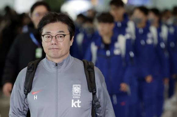 한국 남자축구 국가대표팀 임시 사령탑을 맡았던 황선홍 23세 이하 대표팀 감독이 22일 인천공항에서 2026 북중미월드컵 아시아 지역 2차 예선 태국과의 원정 경기를 치르기 위해 결연한 표정으로 출국하고 있다. 뉴시스
