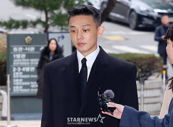마약류 관리에 관한 법률 위반(향정) 등 혐의로 기소된 배우 유아인(본명 엄홍식)이 5일 오후 서울 서초구 중앙지법에서 열린 공판에 출석하고 있다. 유아인은 지난해 10월 프로포폴 상습 투약, 타인 명의 수면제 불법 처방 매수, 대마흡연 및 교사, 증거인멸교사 등 혐의로 불구속 기소됐다. 2024.03.05 /사진=김창현