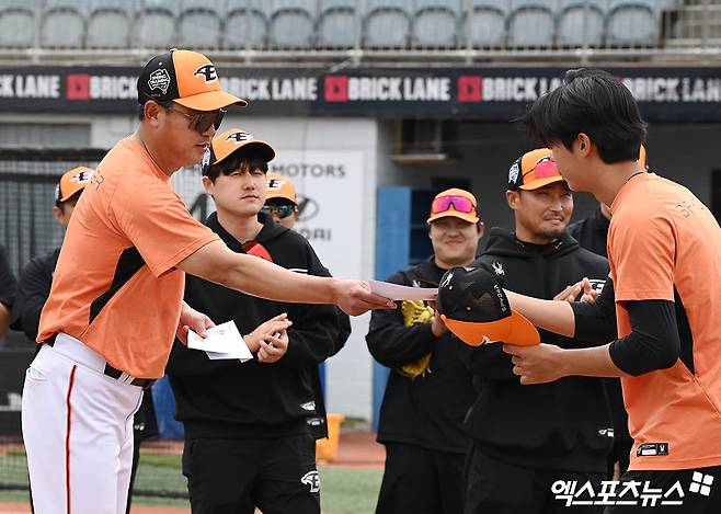 호주 멜버른 볼파크에서 2024 한화 이글스 스프링캠프가 진행됐다. 한화 황준서가 최원호 감독에게 금일봉을 받고 있다. 엑스포츠뉴스DB