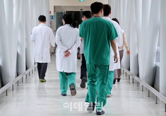정부의 의대 정원 배분에 반발한 전국 의대 교수들이 집단 사직서 제출을 예고한 25일 서울 시내 대학 병원에서 의료진이 발걸음을 옮기고 있다. (사진= 방인권 기자)