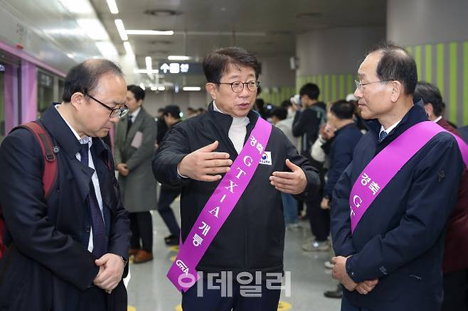 박상우 국토교통부 장관(가운데)이 동탄역에 방문해 관계자들을 격려하고 있다. (사진=국토교통부)