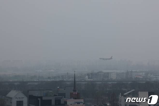 중국발 황사의 영향을 받아 미세먼지의 농도는 '나쁨' 수준을 보인 29일 광주 광산구 하늘위로 희뿌연 먼지가 가득하다. 2024.3.29/뉴스1 ⓒ News1 김태성 기자