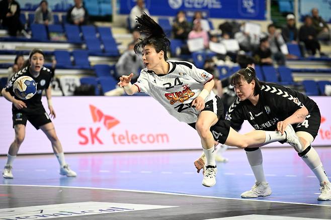 SK 센터백 강경민이 경남 수비진을 뚫고 슛에 성공하고 있다. 사진 | 한국핸드볼연맹