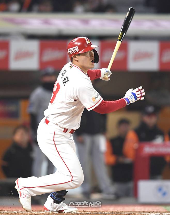 SSG 하재훈이 27일 인천SSG랜더스필드에서 열린 2024 KBO리그 한화전에서 2루타를 때린 후 타구를 바라보고 있다. 문학 | 최승섭기자 thunder@sportsseoul.com