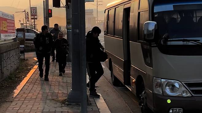 지난 27일 오전 7시 충북 음성군의 버스 정류장에서 외국인 노동자들이 일터로 가는 통근버스에 오르고 있다. 이들은 임대아파트를 통째로 기숙사처럼 쓰며 생활한다.