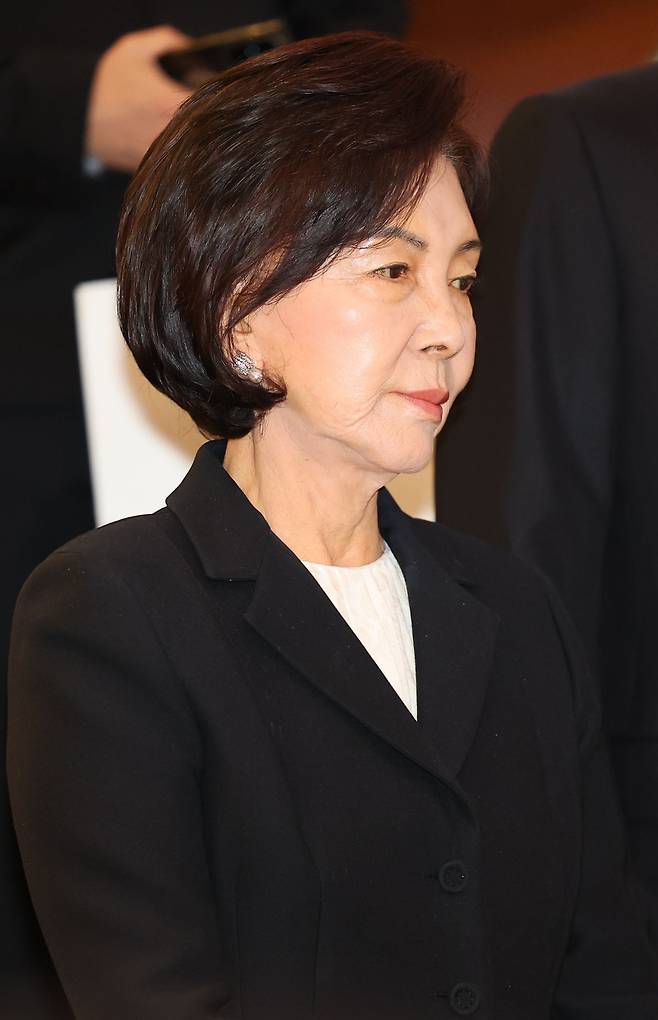 홍라희 전 삼성미술관 리움 관장이 30일 서울 서대문구 신촌세브란스병원 장례식장에 마련된 고(故) 조석래 효성 명예회장의 빈소를 찾아 조문하고 있다. /뉴시스