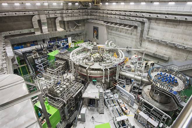 한국형핵융합연구로(KSTAR)의 바깥 모습./한국핵융합에너지연구원