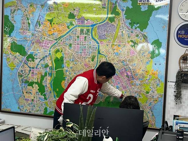 윤창현 대전 동구 국회의원 후보가 29일 한 부동산에서 이야기를 나누고 있다. ⓒ데일리안 김재은 기자