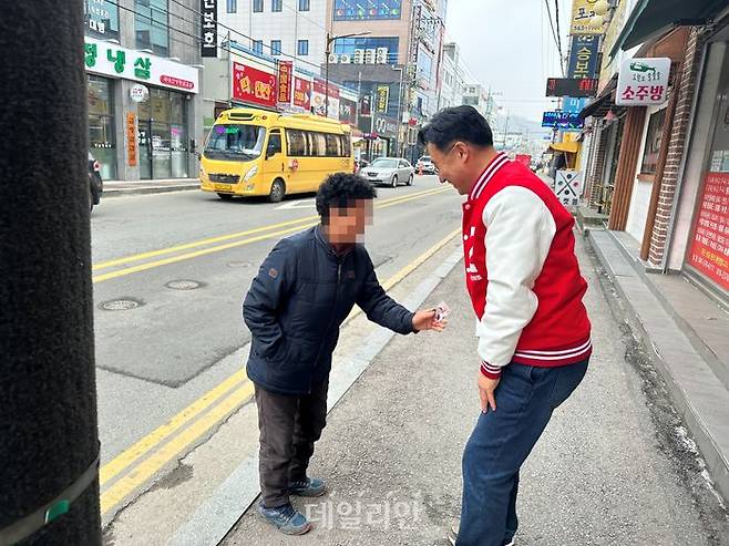 신범철 국민의힘 천안갑 후보가 29일 원도심인 성정동 일대를 누비며 주민들과 대화를 나누고 있다. ⓒ데일리안 강현태 기자
