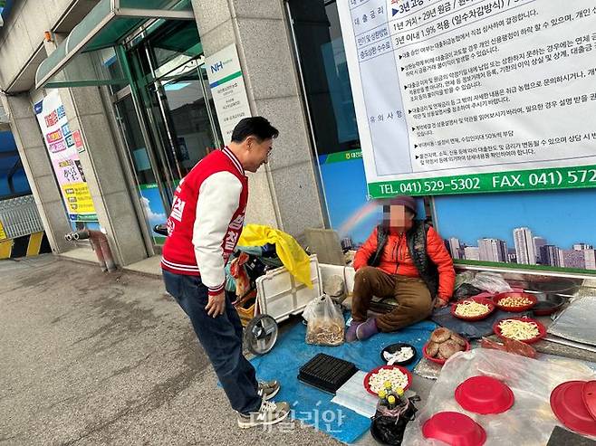 신범철 국민의힘 천안갑 후보가 29일 원도심인 성정동 일대를 누비며 상인들과 대화를 나누고 있다. ⓒ데일리안 강현태 기자