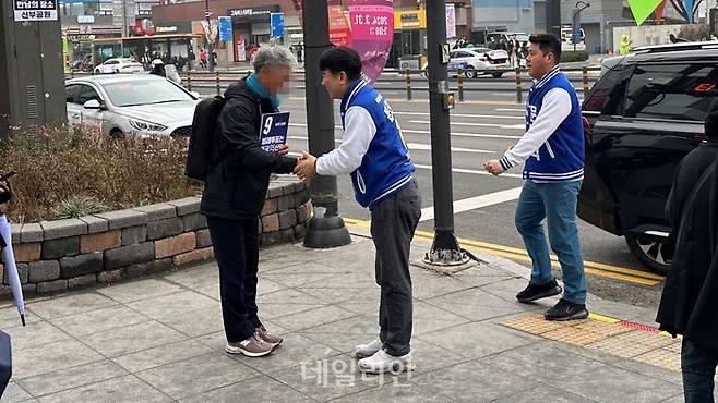 문진석 더불어민주당 천안갑 후보가 29일 천안 신세계백화점 맞은편에서 조국혁신당 지지자와 인사하고 있다. ⓒ데일리안 강현태 기자