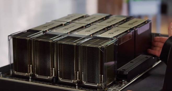 엔비디아의 H100 GPU 8개를 탑재한 ‘DGX H100(사진)’은 데이터센터용 슈퍼컴퓨터 시스템으로 지난해 출시됐다. 비만약으로 유명해진 제약사 노보 노디스크는 최근 DGX H100 191개로 구성한 슈퍼컴퓨터 ‘게피온’을 만들어 신약을 개발하겠다고 밝혔다. (엔비디아)