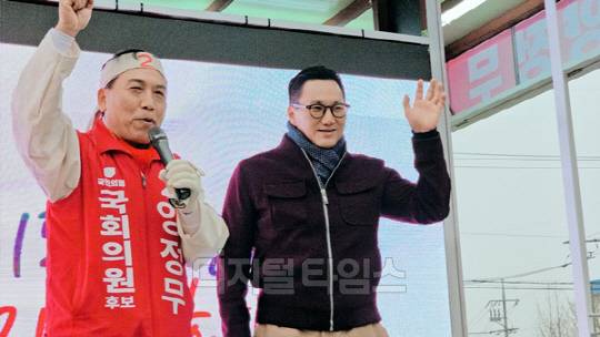 양정무(왼쪽) 국민의힘 전북 전주갑 후보와 가수 더원. <디지털타임스 DB>