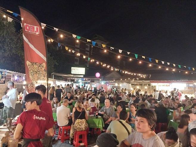 치앙마이 토요마켓의 한 푸드코트가 사람들로 북적이고 있다.