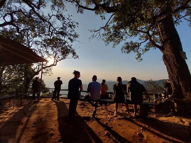 뿌이산 전망대에서 관광객들이 일몰을 기다리고 있다.