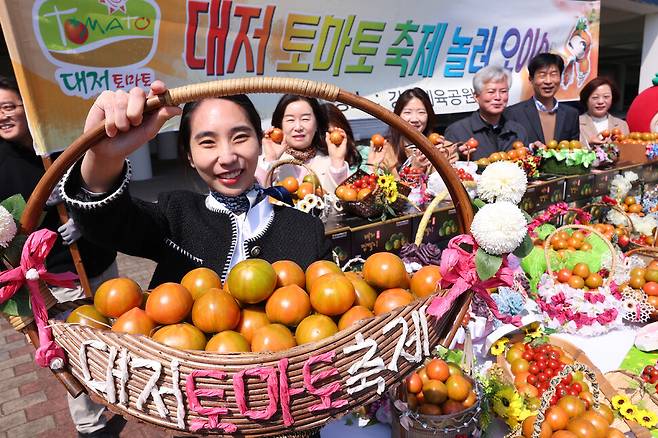 지난 20일 부산 강서구 강서체육공원에서 농협 관계자들이 대저 토마토 축제를 홍보하고 있다. 대저 토마토 축제는 3월23일부터 이틀간 열렸다. 연합뉴스