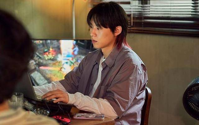 김성철이 출연한 '댓글부대'는 대기업에 대한 기사를 쓴 후 정직당한 기자 임상진에게 온라인 여론을 조작했다는 익명의 제보자가 나타나면서 벌어지는 이야기를 담은 영화다. 에이스메이커무비웍스 제공