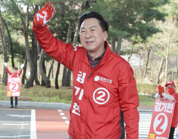김기현 국민의힘 남구을 후보가 지난 29일 오전 울산 남구 감나무진사거리에서 시민들에게 인사를 하고 있다. [사진=뉴시스]