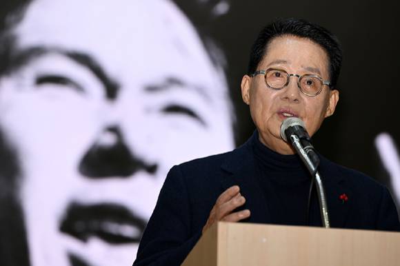 박지원 전 국정원장이 지난 1월 18일 오후 광주 동구 전일빌딩245에서 열린 '김대중의 말 북콘서트'에 참여해 축사하고 있다. [사진=뉴시스]