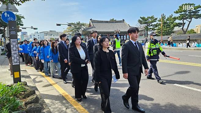 제주대학교와, 제주관광대학교, 제주한라대학교, 제주국제대학교 등 도내 4개 대학교와 전국국공립대학생연합회가 오늘(30일) 제주시 관덕정에서 4·3을 알리기 위한 거리 행진을 진행하는 모습 (사진, 김재연 기자)