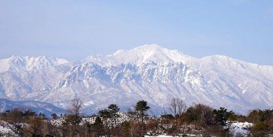 강원 속초 영랑호에서 바라본 설악산이 울산바위 모습. [사진 속초시]