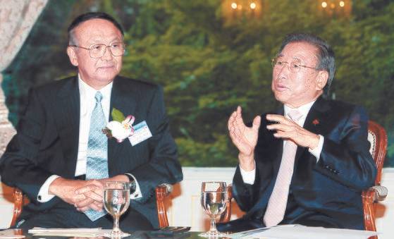 2009년 한·일 산업기술페를 주관한 한·일산업기술협력재단의 조석래 이사장(전국경제인연합회 회장·오른쪽)과 일본 측 이지마 히데타네 이사장이 양국의 경제 전망에 대해 이야기를 나누고 있다. 중앙포토