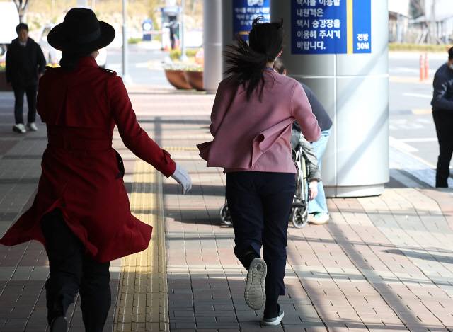 ▲ 지난 18일 대구 한 대학병원에서 간호사가 위급한 환자에게 달려가고 있다. [연합뉴스 자료사진]