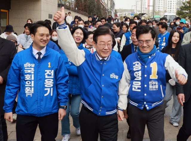 ▲ 더불어민주당 이재명 대표가 지난 17일 오후 경기 화성시 동탄호수공원 인근에서 전용기(화성정) 후보, 공영운(화성을) 후보와 함께 거리인사를 하고 있다. [연합뉴스 자료사진]