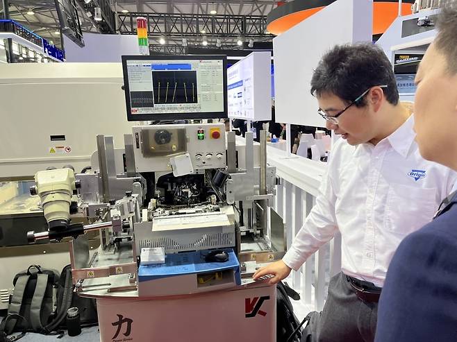 반도체 장비 소개하는 직원. 박의명 기자