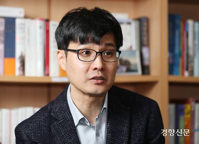 김승섭 서울대 보건대학원 교수가 3월 22일 주간경향과 인터뷰하고 있다. 정지윤 선임기자