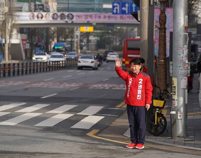 권영진 대구 달서병 국민의힘 후보가 유권자들에게 인사하며 지지를 호소하고 있다. 권영진 후보 선거사무소 제공