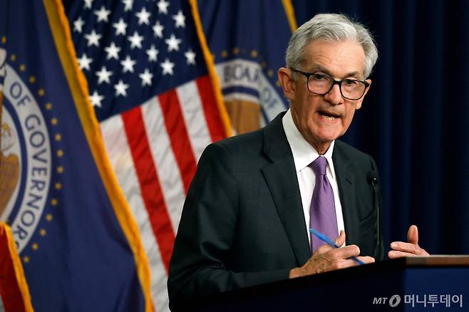 (워싱턴 AFP=뉴스1) 우동명 기자 = 제롬 파월 미국 연방준비제도(Fed·연준) 의장이 20일(현지시간) 워싱턴에서 FOMC가 기준금리를 5.25∼5.50%로 동결한 뒤 기자회견을 하고 있다. 2024.3.21  ⓒ AFP=뉴스1  Copyright (C) 뉴스1. All rights reserved. 무단 전재 및 재배포,  AI학습 이용 금지. /사진=(워싱턴 AFP=뉴스1) 우동명 기자
