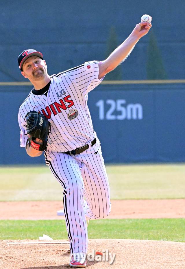 2024년 3월 23일 서울 잠실야구장에서 '2024 신한 SOL 뱅크 KBO 리그' 한화-LG의 경기가 열렸다. LG 선발 엔스가 역투를 펼치고 있다./잠실=곽경훈 기자(kphoto@mydaily.co.kr)